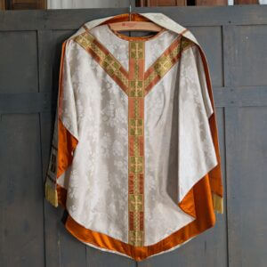 Very Good Quality Vintage Damask Silk Chasuble in Ivory & Umber Gold with Stole